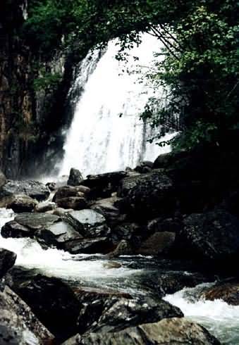 водопад Корбу на Телецком озере