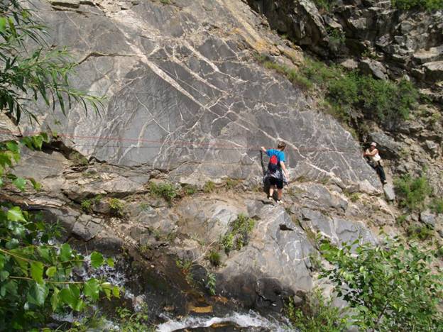 Преодоление препятствия на пути к водопаду Учар