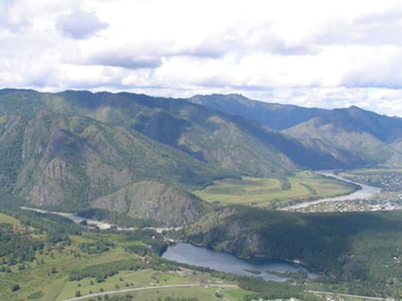 Вид на Катунь, Чемал, Чемальское водохранилище и гору «Бешпек» (покрытая лесом гора между водохранилищем и Чемалом) с горы «Верблюд»