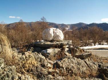 Горный Алтай зимой. Каракольская Долина. Субурган у села Бичикту Бом