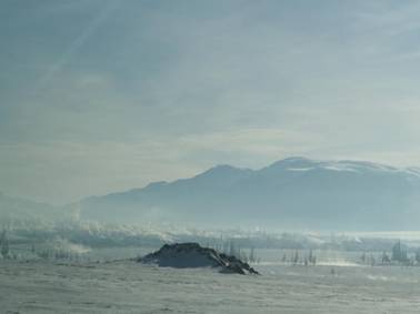 Горный Алтай зимой. Село Курай, дым из печных труб.
