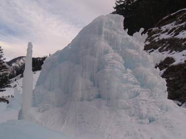Горный Алтай зимой. Чуйский тракт, ледяные 'скульптуры' у села Белый Бом.