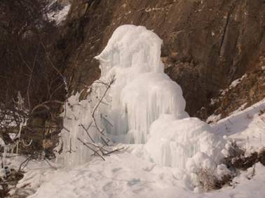 Горный Алтай зимой. Чуйский тракт, ледяные 'скульптуры' у села Белый Бом.