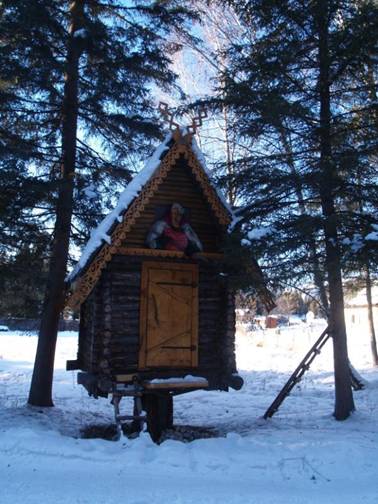 Горный Алтай зимой.  Усадьба в селе Катанда. Избушка Бабы-Яги